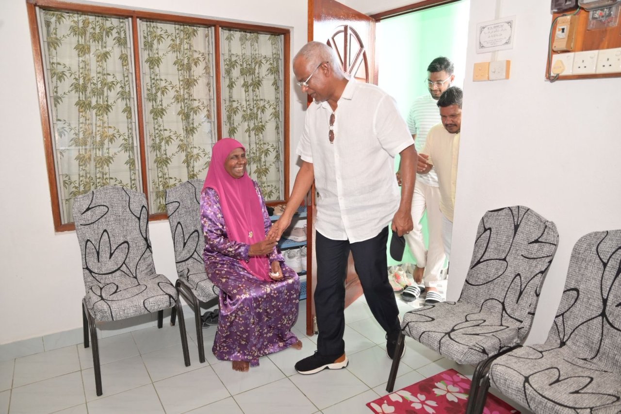 ރައީސް ސޯލިހު އައްޑޫގައި ދޮރުން ދޮރަށް