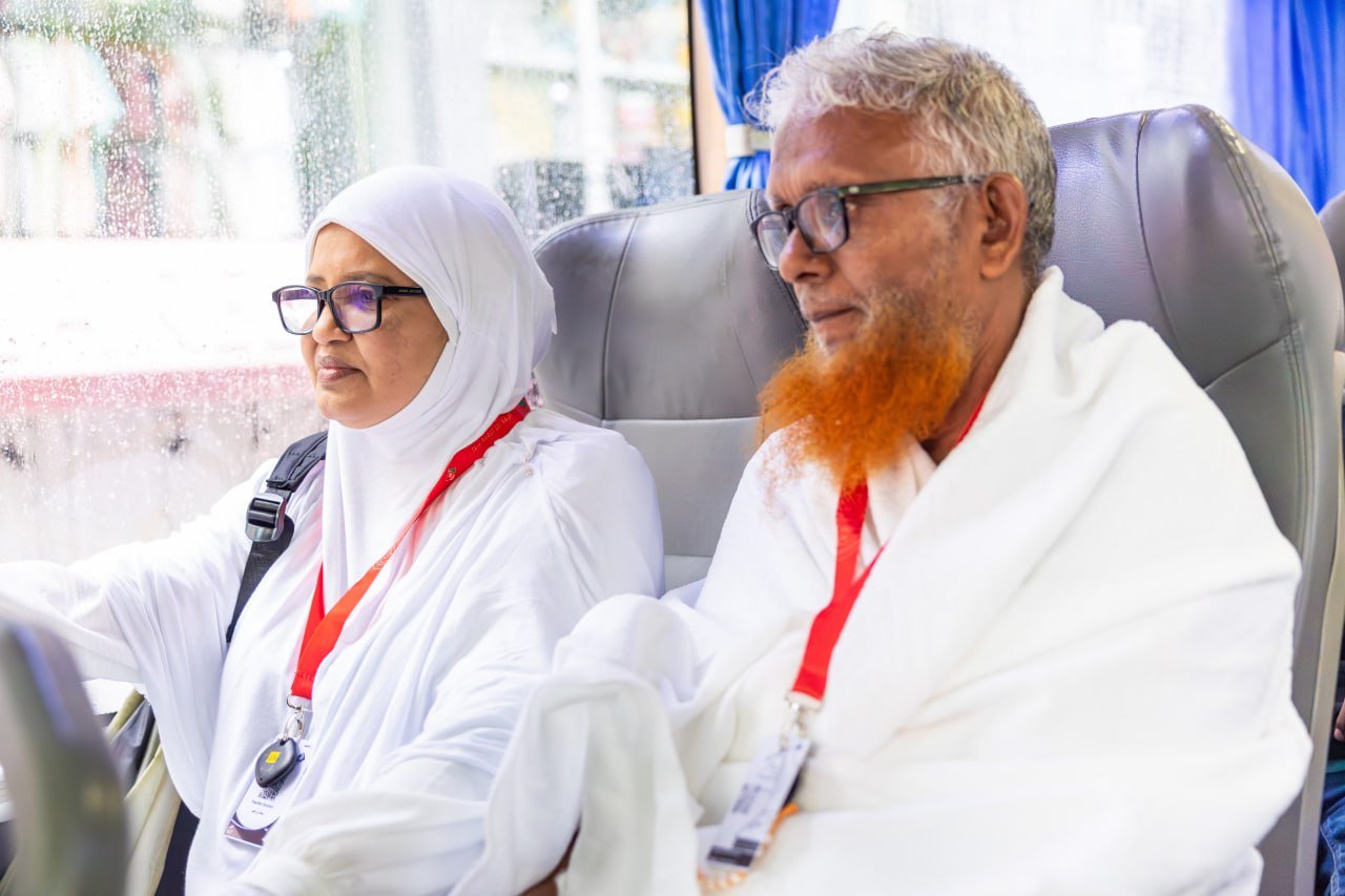 ހައްޖުވެރިންގެ ފުރަތަމަ ގްރޫޕް މާލެއިން ފުރުން