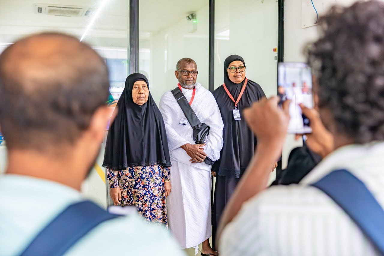 ހައްޖުވެރިންގެ ފުރަތަމަ ގްރޫޕް މާލެއިން ފުރުން