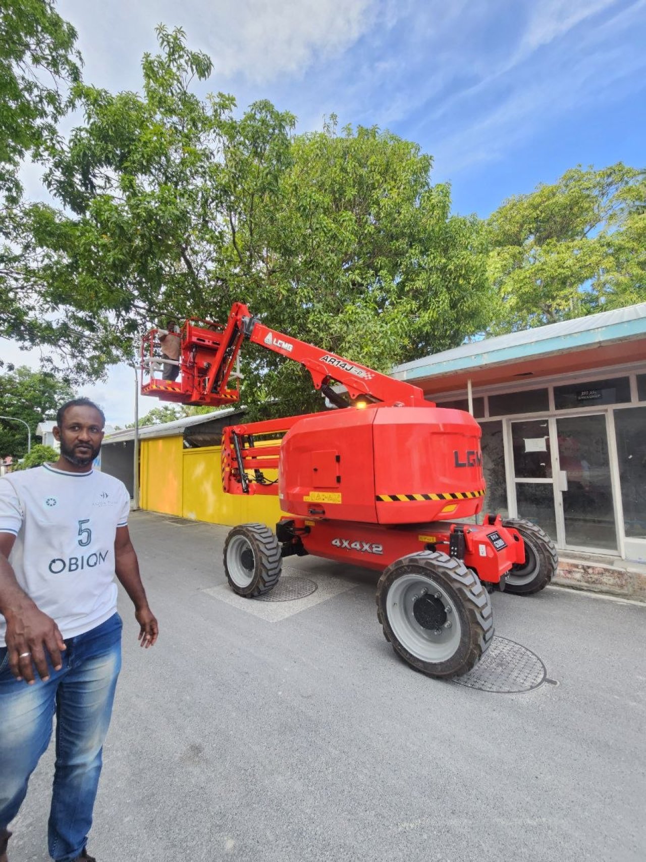 ފުވައްމުލަކުގައި އެކި ކުލަތަކުގެ ކުޑަތަކެއް އެލުވާފައިވާ ހިތްގައިމު މަގު