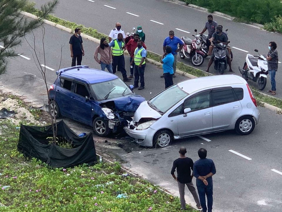 Hulhumale phase 2 gai baaru speed gai dhuvvi car eh accident vejje