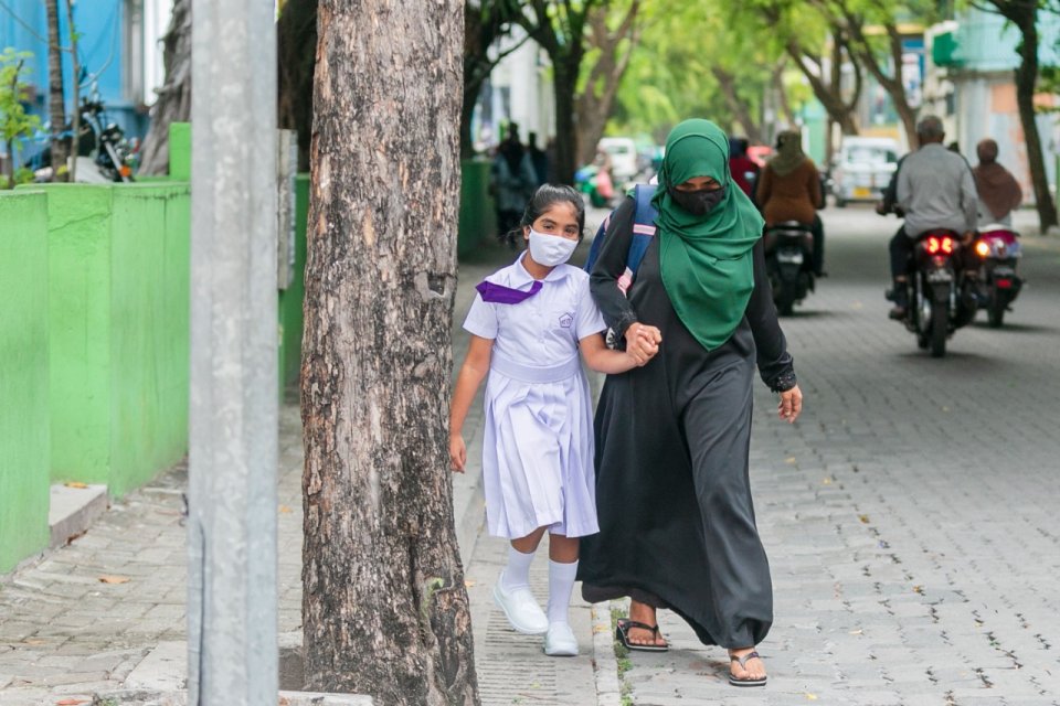 April 1 in feshigen LKG in matheege hurihaa grade ehge dharivarun school ah!