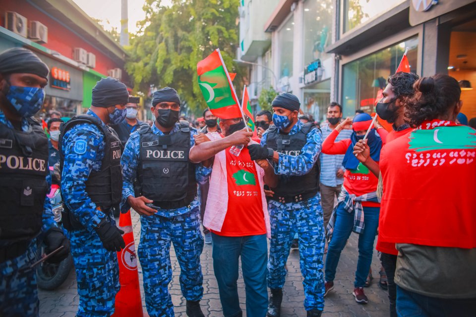 Idhikolhuge muzaaharaain hayyaru kuri meehun joorimanaa kurumah fahu dhookollaifi