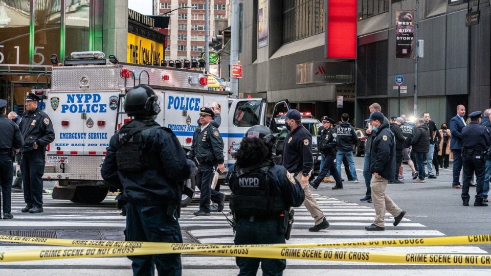 New York time square gai hingi hamanujehumehgai 3 meehaku zakham vejje