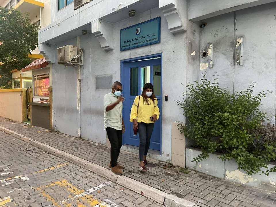 Easa ge rahum kuda aniyaa thakeh Asra ah, Easa ulhenee nuvaa kamakah hadhan