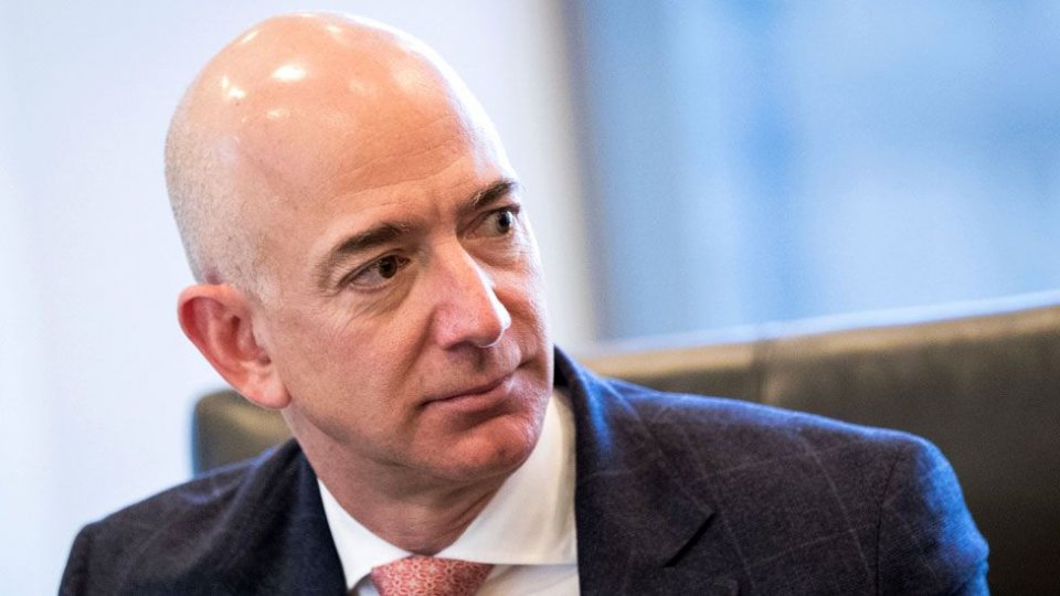 Amanzon ge CEO kamun Jeff Bezos isthiufaa dheefi