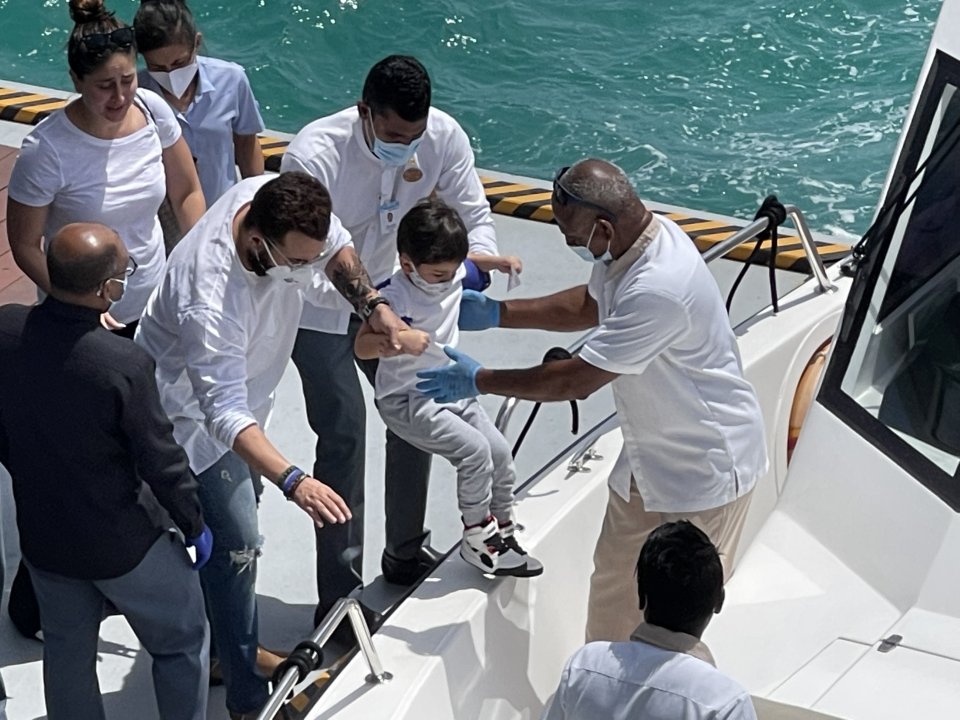 Saif aai Kareena chuttee dhathurehgai raajje ah