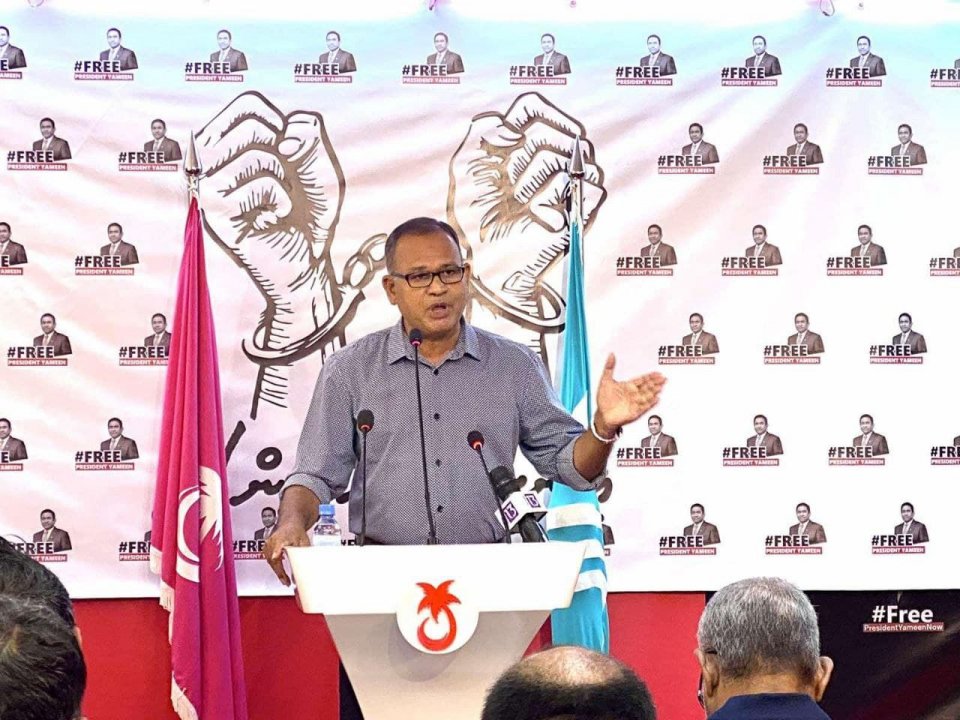Raees Solih hiyvareh huri nama Raees Yameen minivan koffai campaign kurey: Adam Shareef