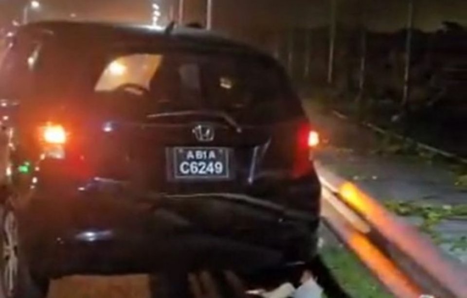 Hulhumale ah dhiya car eh highway fence gai jehi accident vejje