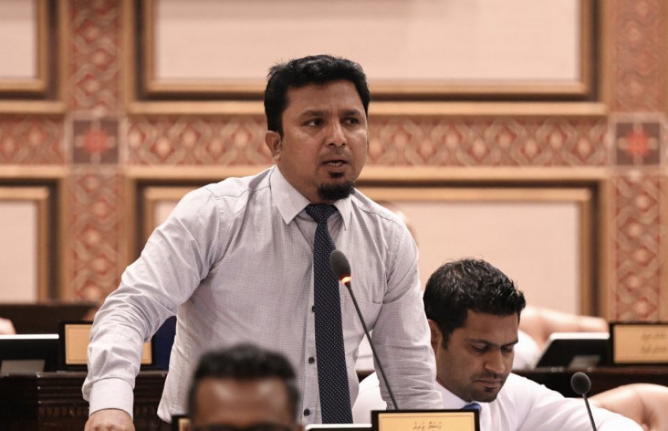 Member Zareer ah thoonu echakun hamalaa dheefi