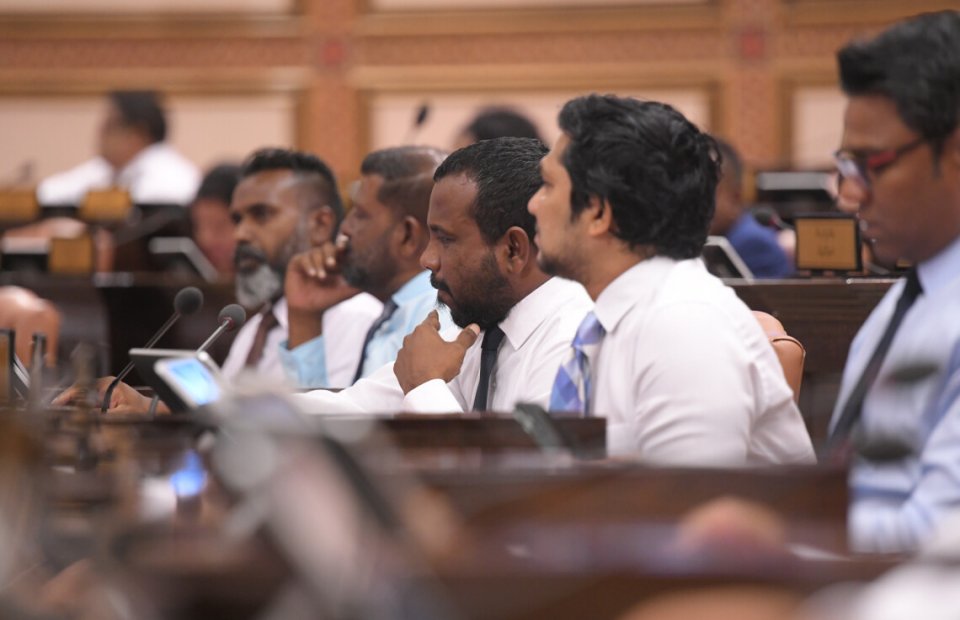 Hoama dhuvahun feshigen majileehu jalsathah isharaathu bahuruvain genesdheyne 