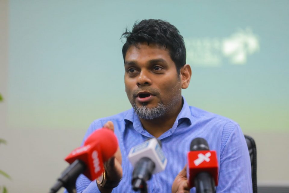 The democrats ge raees kamah amru vaadha kuravvanee