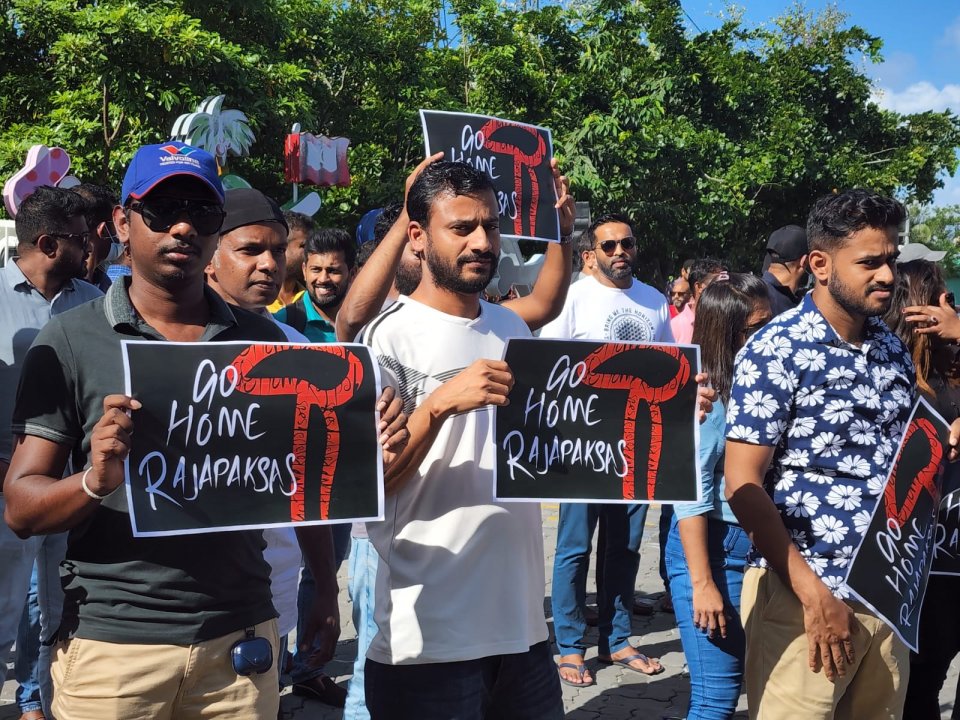 Muzaaharaa gai hayyaru kuri lanka meehaa dhookonnuli