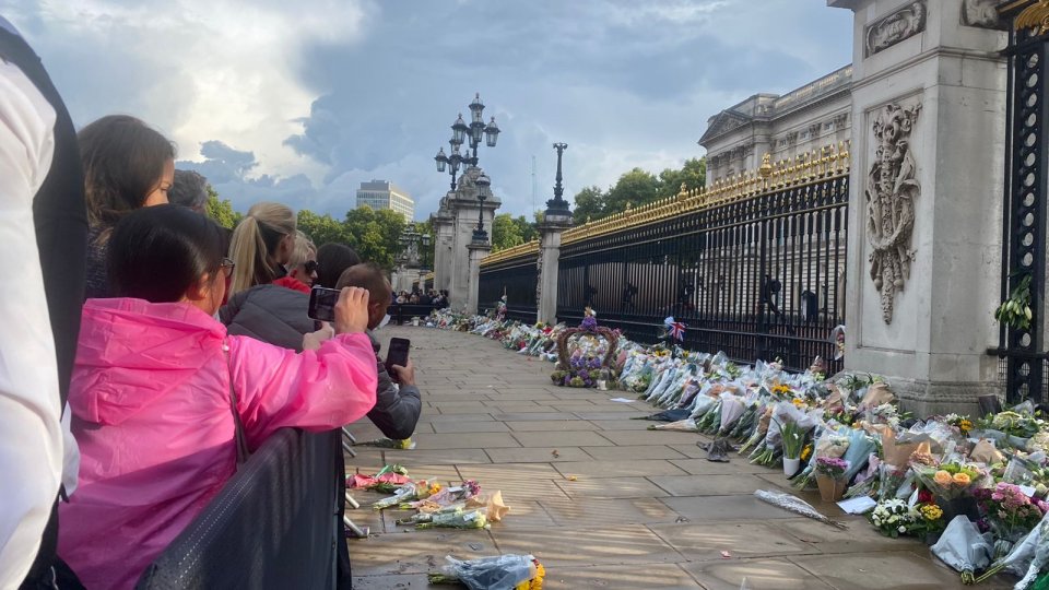 Ingireysi Rani Elizabeth avahaaravumun ethah haas bayaku Buckingham Palace dhoshugai