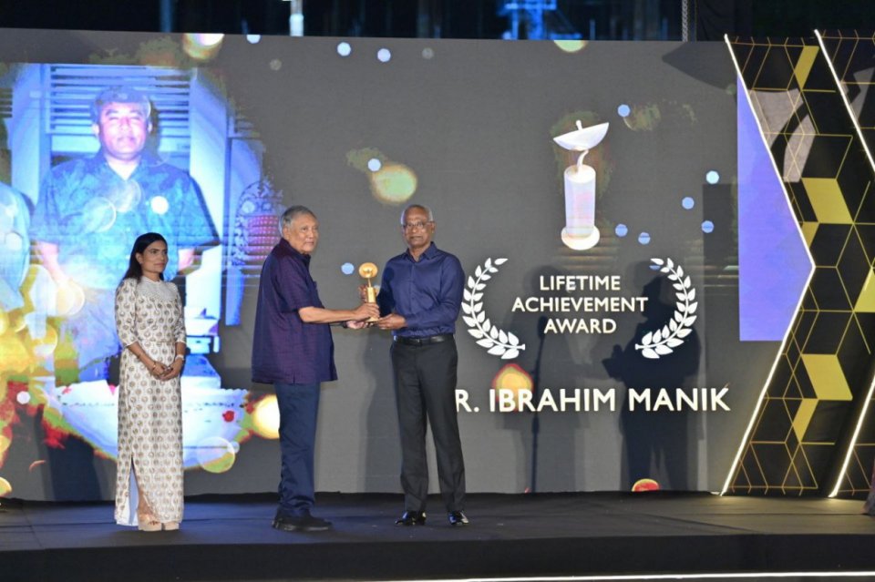 Broadcasting dhaairaa ge lifetime achivement award samarey aai Zahidha ah