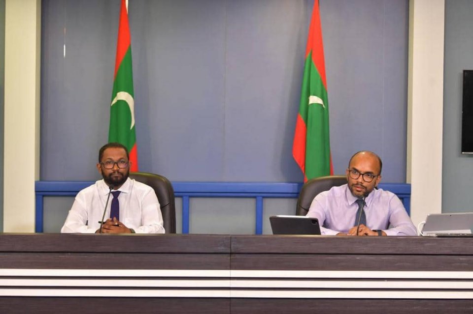 Igthisaadhy haalathu rangalhu, dharani dkekkeyne : Ameer