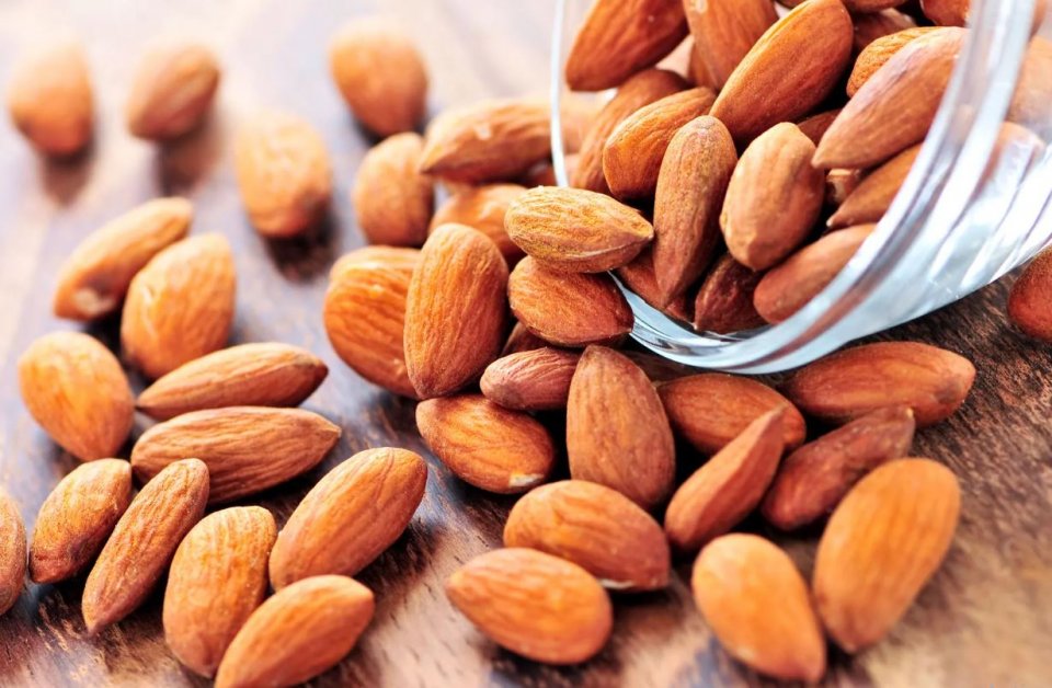 Almonds: Agaai ehvarah sihhathah ves ehaa faidhaa huri baavatheh!