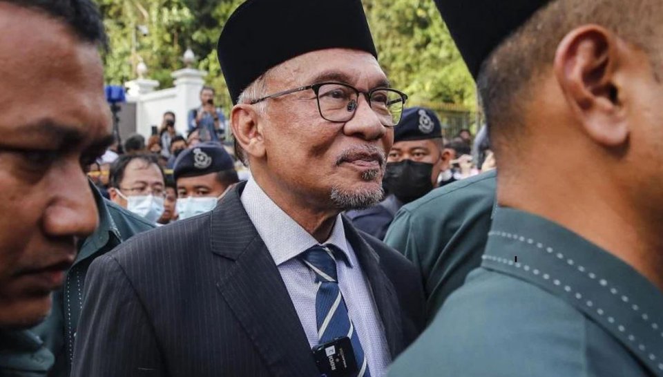 Anwar Ibrahim: Malaysia ge jalun bodu vazeeru kamah!