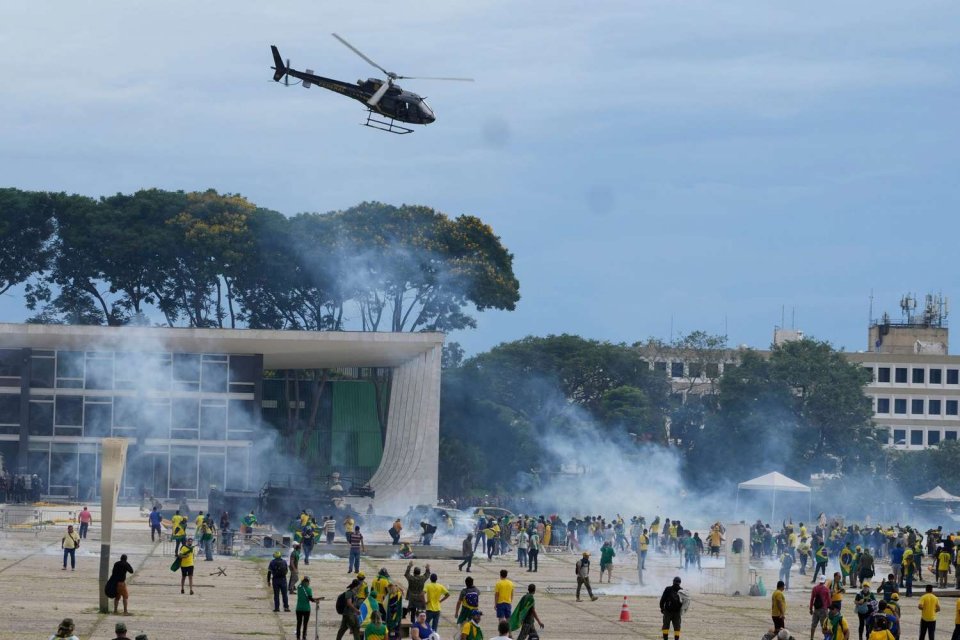 Brazil ge idhikolhu supporterun vadhe Congress aai ganduvaru lootuvaalaifi