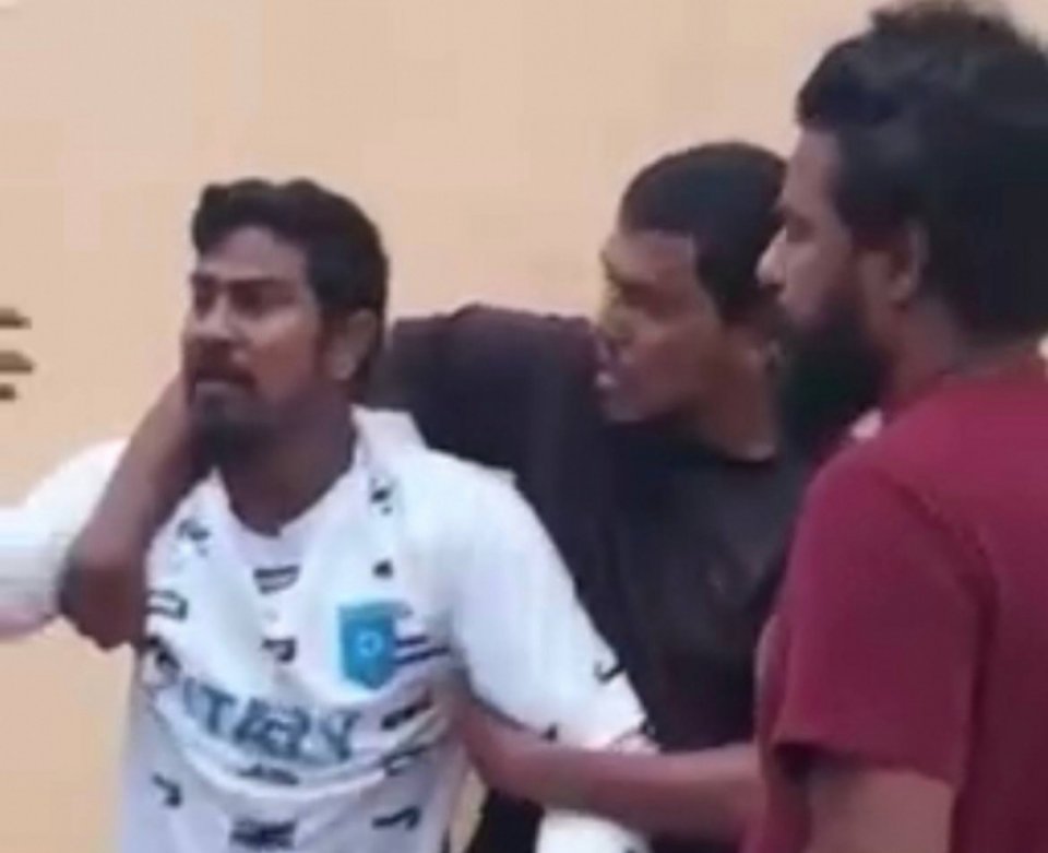 Madaveli gai aniyaa kuri meehaa Shareeaiy nimendhen bandhu koffi