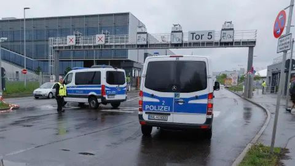 Mercedes factory ehgai hingi badeege hamalaa thakeh hinga,i 2 meehaku maru vehje  