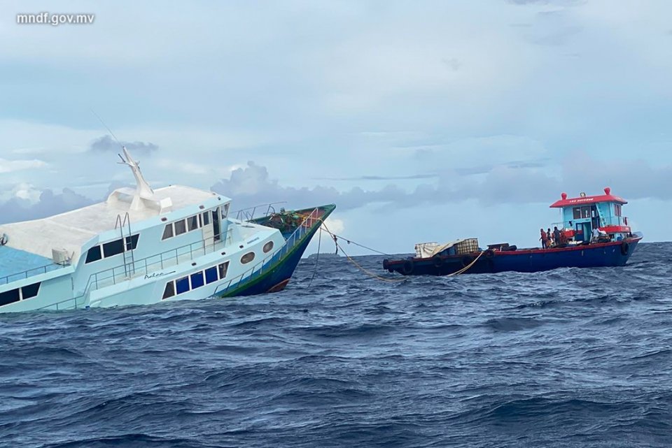 15 Meehunnaa eku R. Atoll ah dhathuru kuri boat eh adi ah