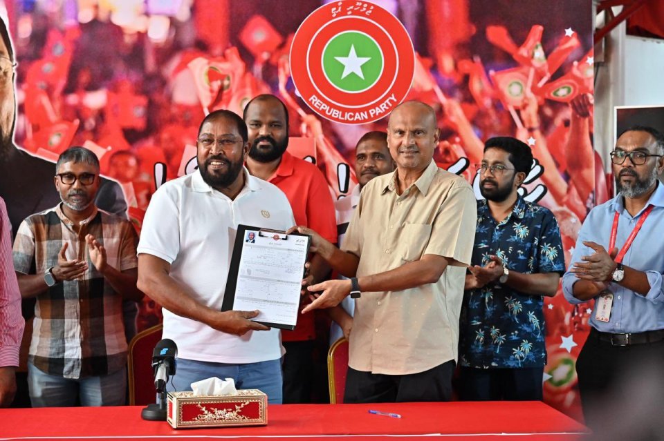 Raees ge kureege advisor Shihaab aai Nazim JP ah soi koffi