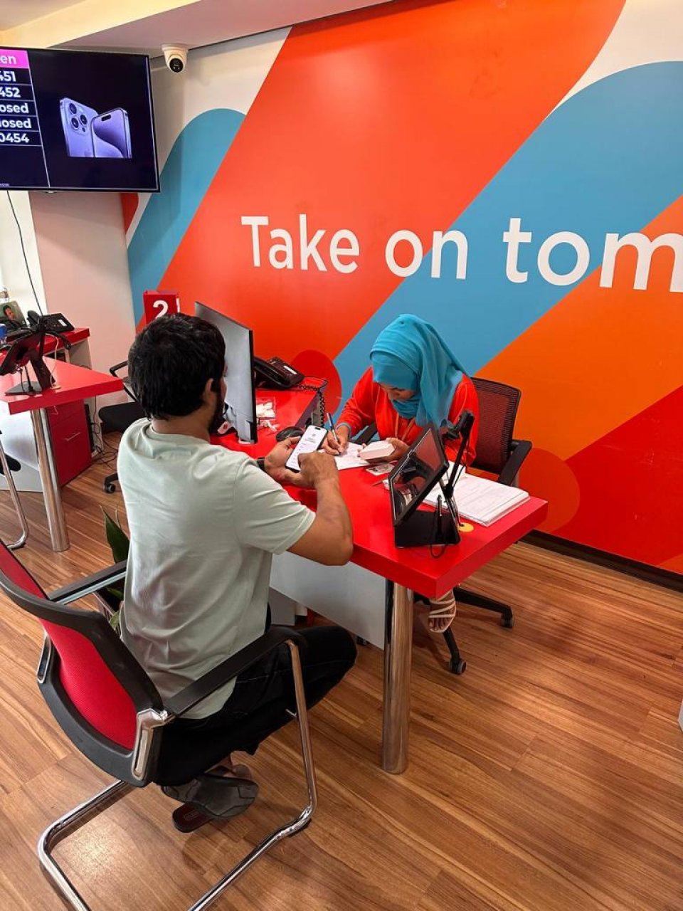 Pre-Order kuri Dhiraagu adi Ooredoo ge customerunnah phone havaalu kuran fashaifi