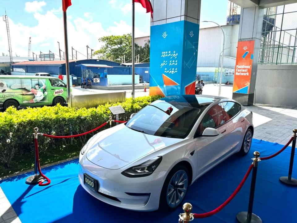 Dhiraagu in tesla car dhakkaalaifi