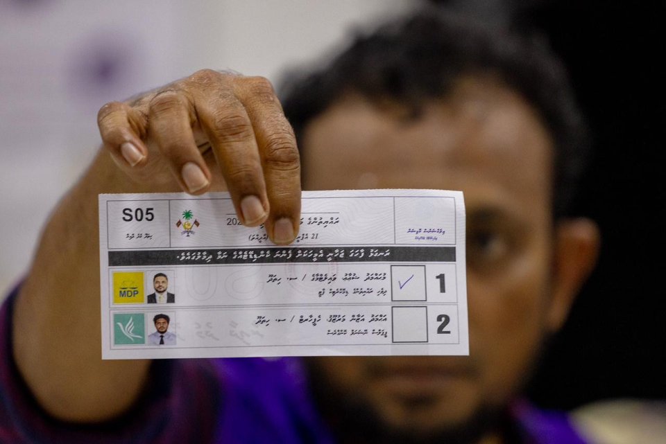 Iyye ge niyalah maalee bayaan hushaelhee 52 candidate in: EC