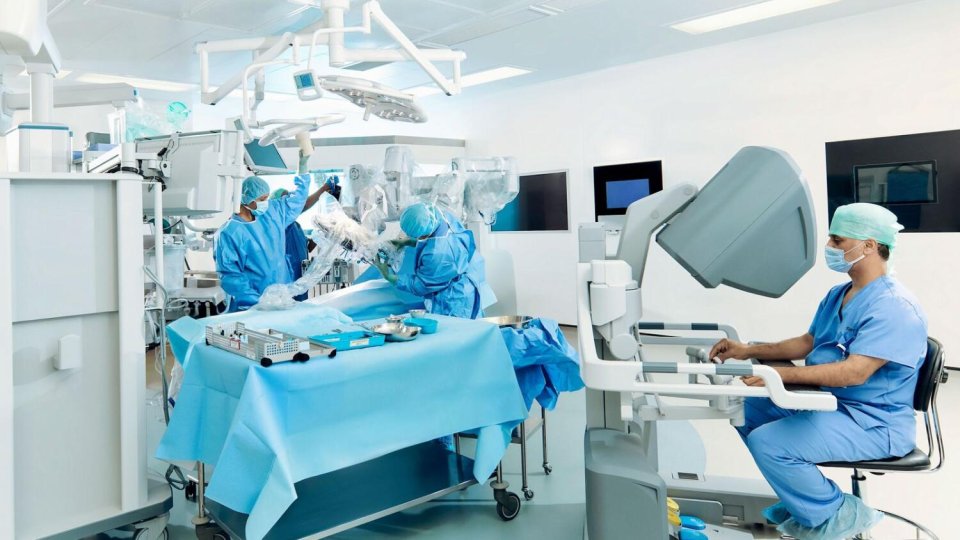 Abu Dhabi gai robot ehge ehee aaeku kaamiyaabu surgery eh kohfi