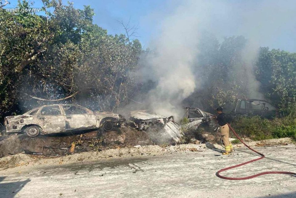 Hithadhoo gai park kohfai baa huri car thakehgai roakollaifi