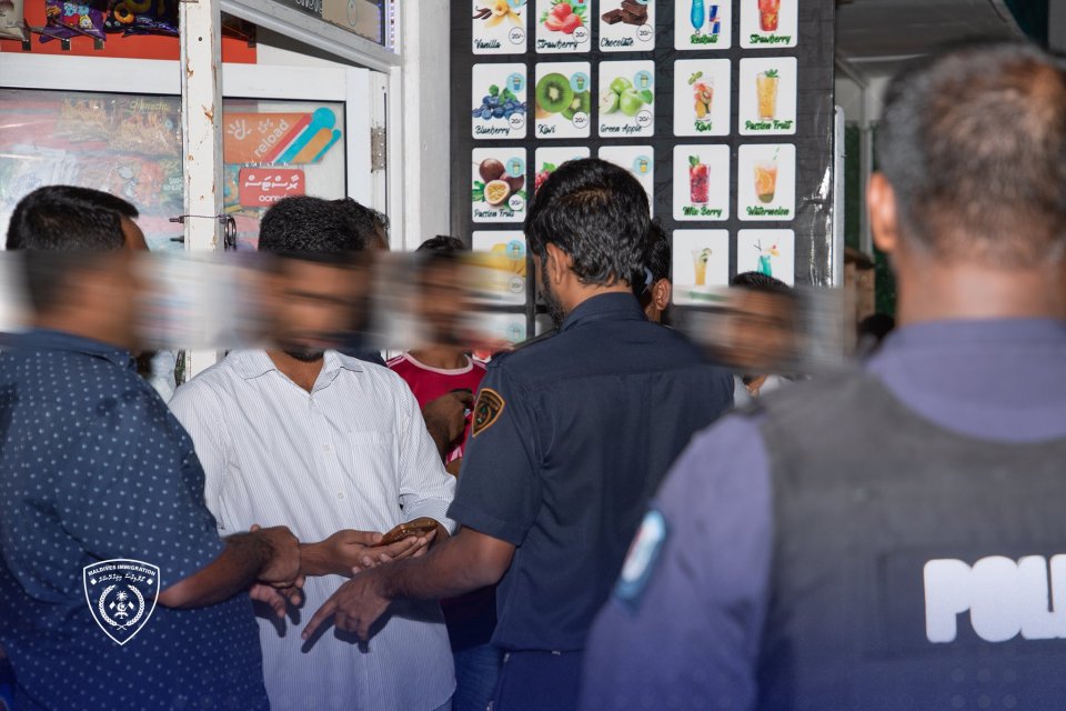 Coffee shop eh hingamundhiya bidheyseen thakeh hayyaru koffi