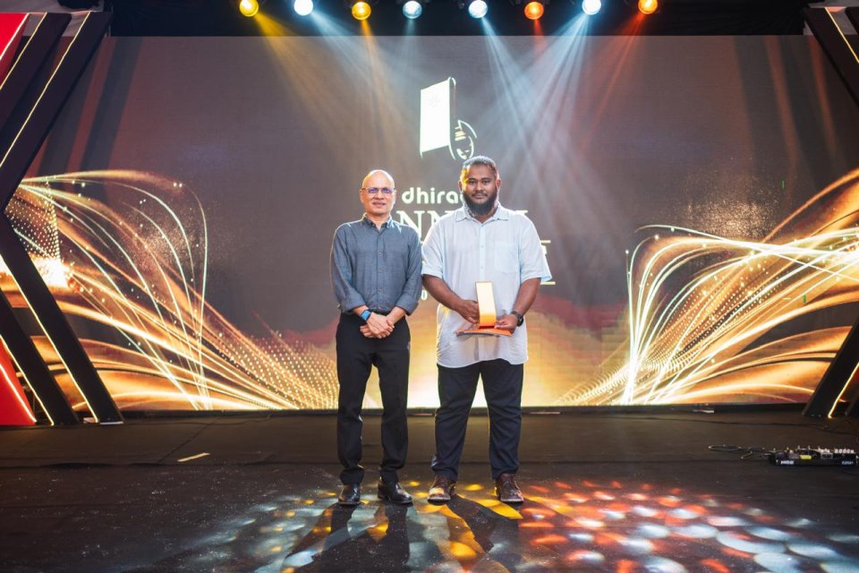 Dhiraagu in muvazzafun ge hidhumath ge agu vazankoh award eh dheefi