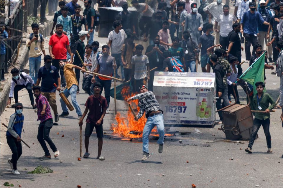 Bangaldesh muzaharathakugai ethah kudakudhinneh maruvi, 4 aharuge kujjehves himeney