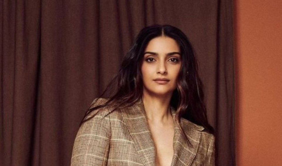 Sonam Kapoor bollywood ah enburi annan thayyaaru vanee!