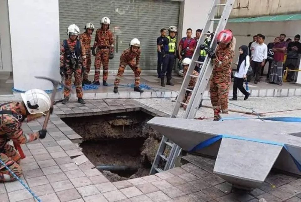 Malaysia ge magehgai hingaafai dhiya meehaku kulliakah sinkhole akah vetti gellijje