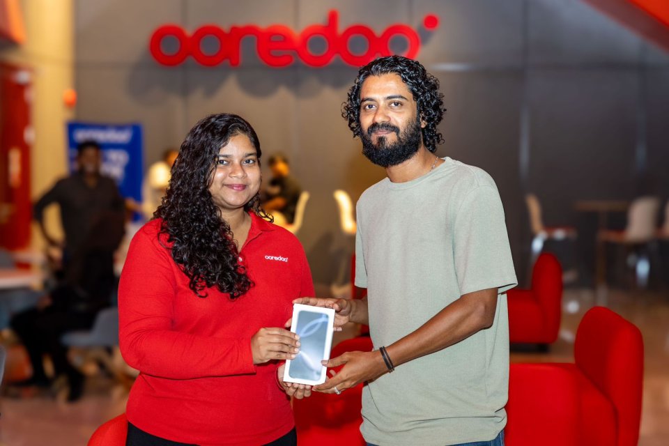 Ooredoo medhuverikoh iPhone 16 pre-order kuri customerunnaa  phone thah havaalu koffi