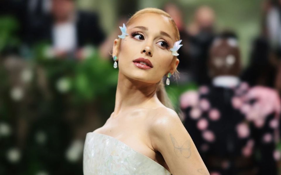 Ariana Grande eynage nan badhalu kohfi