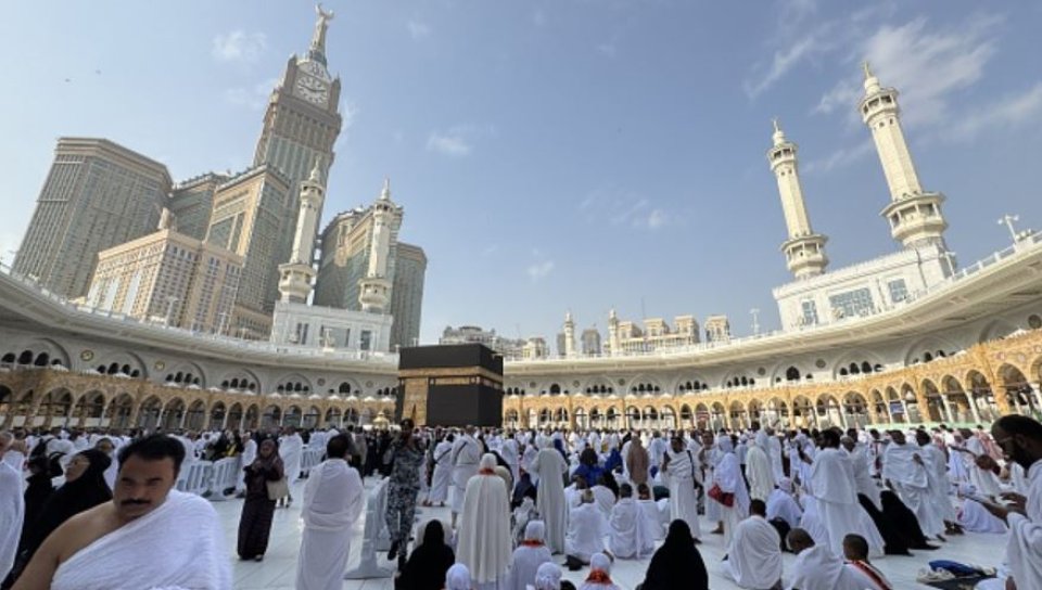 Umra veringe suvaalu thakah javaabu dheyn Masjid Al Haram gai AI robot eh!