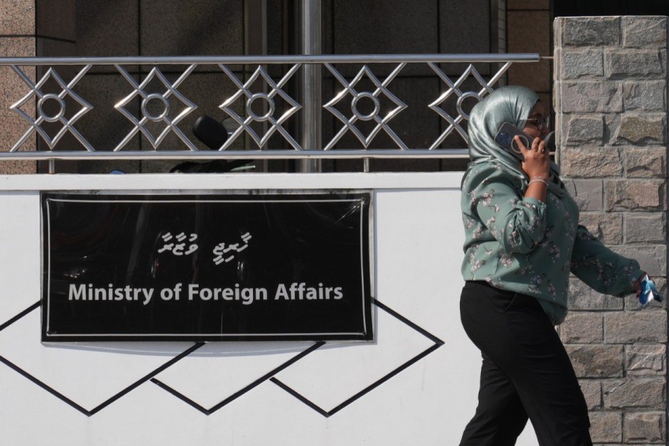 Kulee ge haradhu emme bodu thanthanuge emme kureegai Ambassy thah, 53 million!