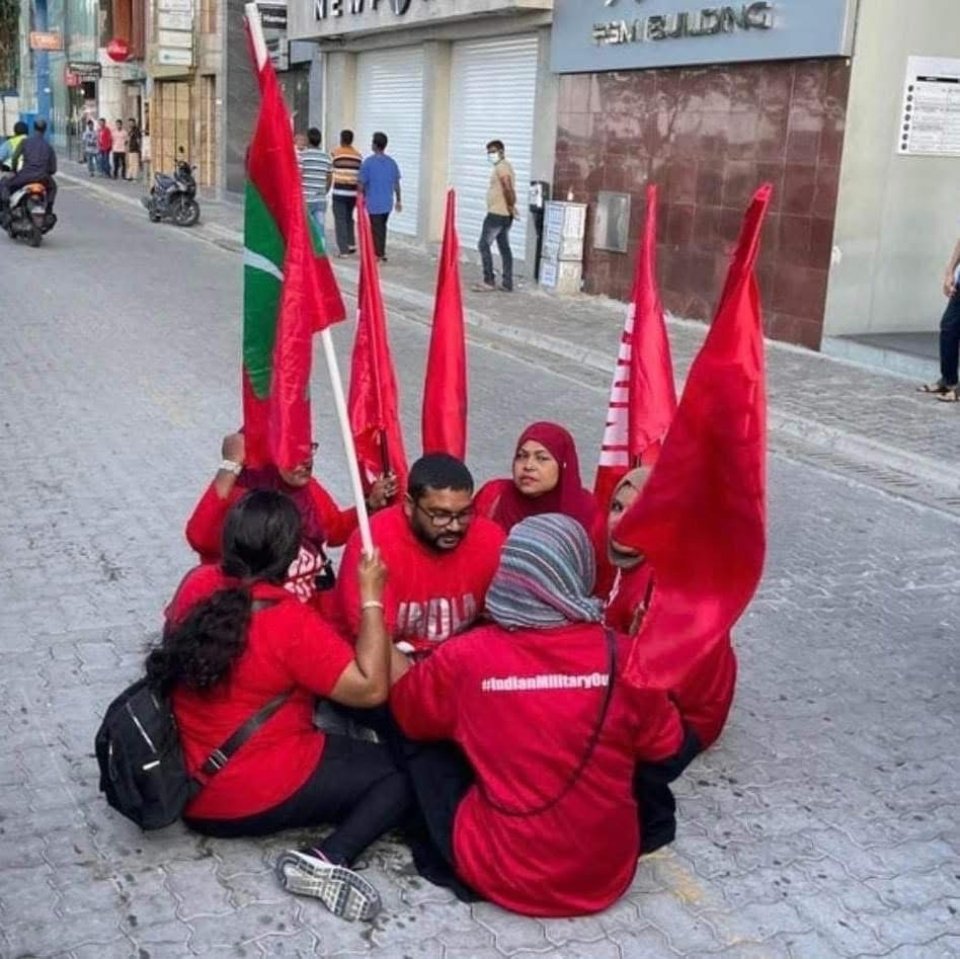 Majeedhee magah evvejje nama muzahara roolhaalaane kamuge inzaaru dheefi