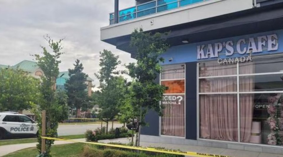 Hulhuvi thaa 3 dhuvas therey Kapil ge cafe' ah hamalaa dheefi