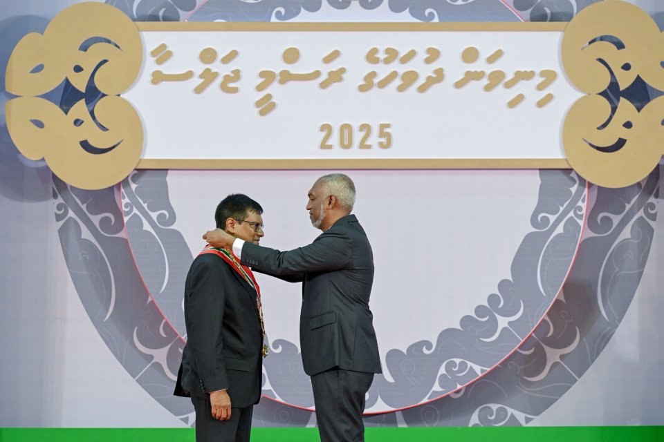 Kureege uhthama fadiyaaru Muthasim ah dhaulathuge izzaiy aruvaifi