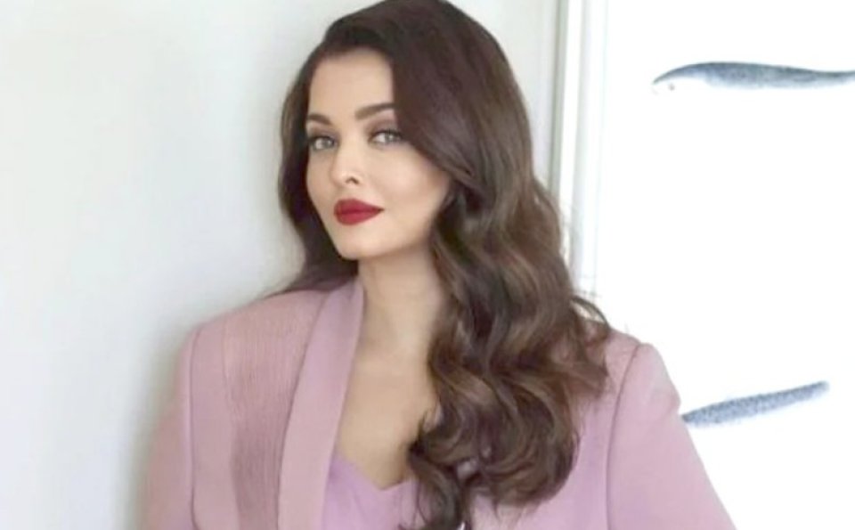 Aishwarya dhookohli kaamiyaabu baeh film thah!