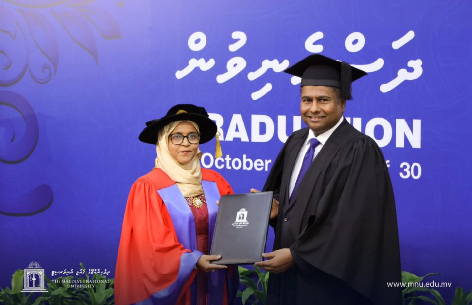 Dhivehi bahun furathama PHD haasil kurevvi beyfulhakah Dr. Aminath Zahir