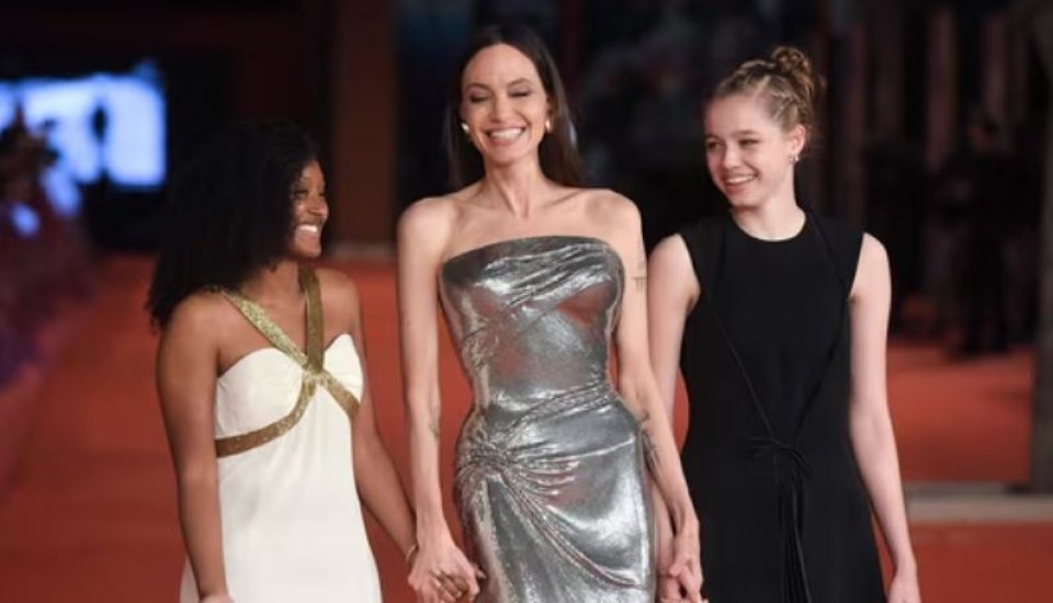 Dhatrifulhu enme beynunvaa kanthah nukohdhevey kamah Angelina bunee keehve?