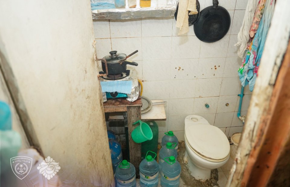 Fihaara thakugai vikkan hunna thakethi kakkamun dhiyaee faahaanaige thereygai!