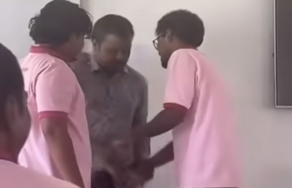 High School maaramaaree aa guljhigen dharivaru ves suspend kohfi