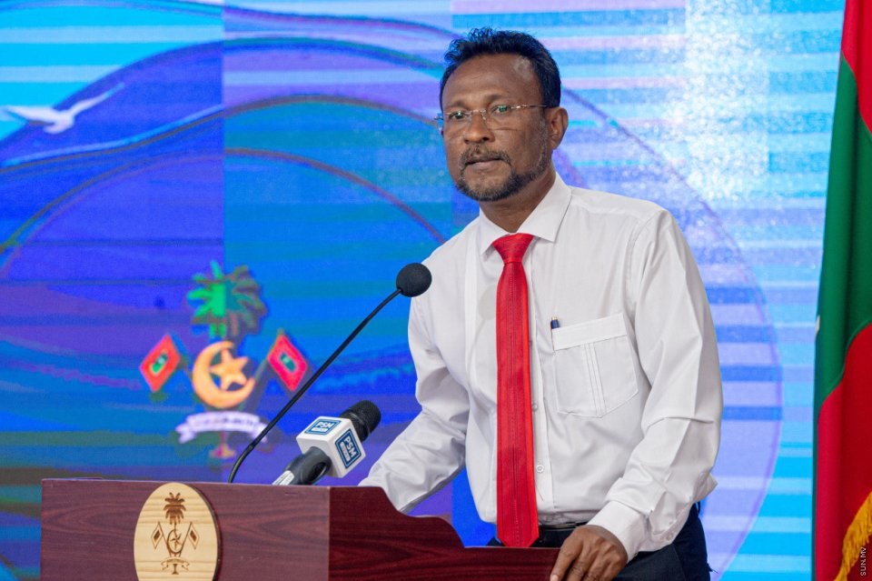 Dhivehi bahuge academy ge raees kamun dr. ashraf isthiufaa dhevvaifi